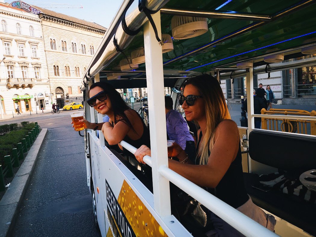 Private ECO Beerbus seightseeing 60 min. with Unlimited Beer