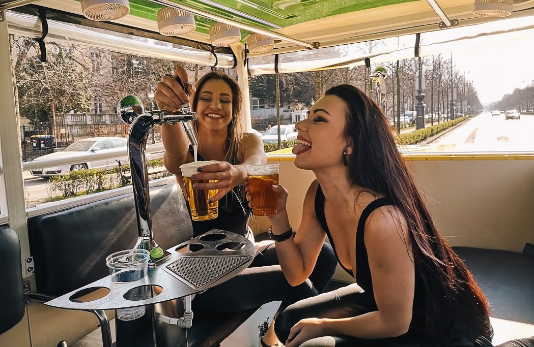 Private ECO Beerbus seightseeing 60 min. with Unlimited Beer